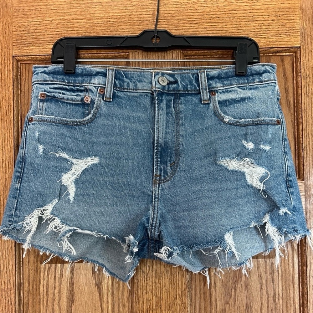 Abercrombie & Fitch The Mom Short Mid
Rise, Distressed. Size 29 8